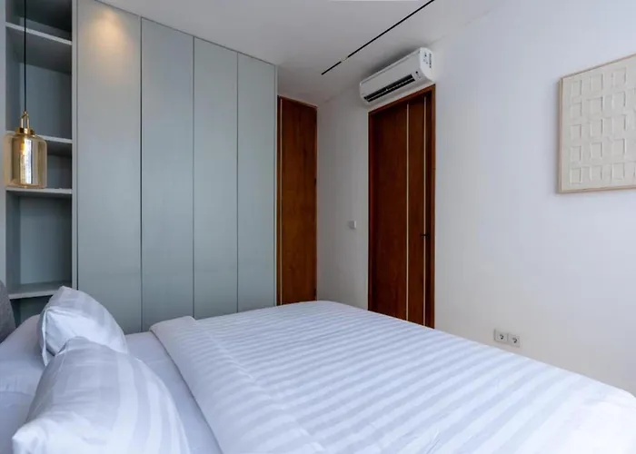 Pantai Lima 2br With Rooftop Only 500m To