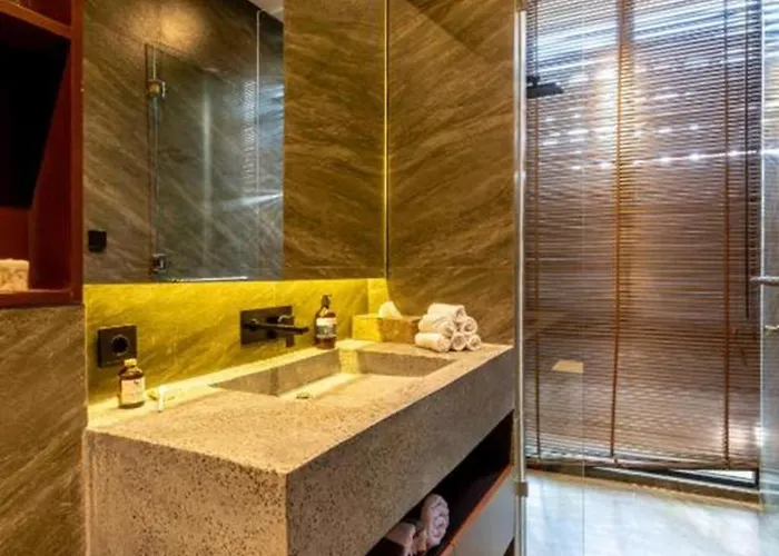 Pantai Lima 2br With Rooftop Only 500m To
